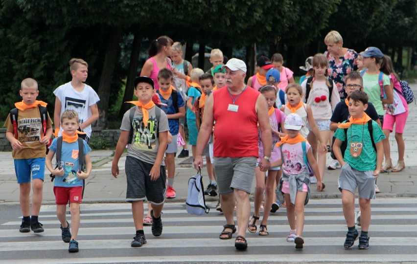 Są na koloniach w Mniszku. Dziś zwiedzali grudziądzką Starówkę z przewodnikiem [zdjęcia]