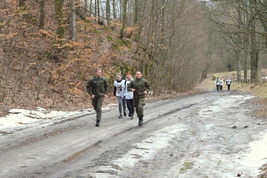 W biegu Tropem Wilczym w Głuszycy wzięło udział ponad 80 osób