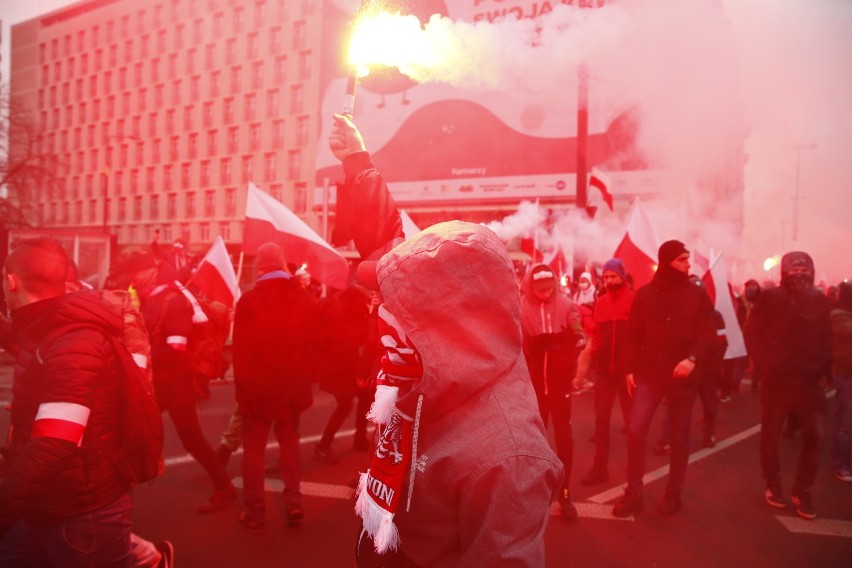 Marsz Niepodległości 2020. Zdjęcia z Warszawy. Tłumy w centrum stolicy. Biało-czerwone flagi, race i petardy