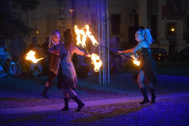 Teatr Akt zaprezentował w Rynku w Radomiu spektakl „Ja gore”.