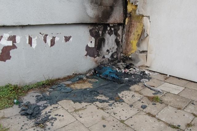 Pożar przenośnej toalety. Podpalenie na osiedlu przy ulicy Sikorskiego w Nowym Dworze Gdańskim.