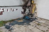 Pożar przenośnej toalety. Uszkodzona elewacja bloku mieszkalnego