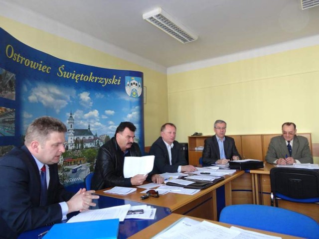 Prezydent Ostrowca Jarosław Wilczyński (pierwszy z lewej) apelował, by radni brali pod uwagę również kondycję finansową gminy i spółki. Radni od lewej: Wojciech Mazur, Dariusz Wierzbiński, Robert Post, Jan Kunat.