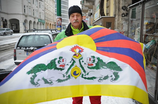 Zbigniew Starosta z flagą Tybetu chodził po poznańskich ulicach