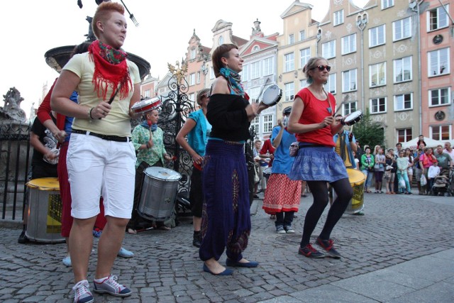 Festiwal &#8211; Odzyskujemy 3 Miasto rozpoczął się w rytm samby, którą zagrał na żywo zespół Rhtythmes Of Resistance Trójmiasto. Pierwszego dnia pod pomnikiem Neptuna swoje umiejętności zaprezentowała też grupa Infected Fireshow z tańcem ognia.