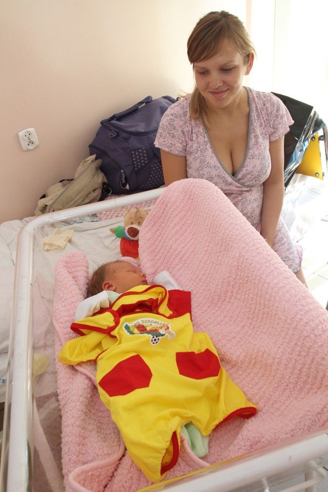 Antoś Wojtasik urodził się w sobotę o godzinie 11. Na zdjęciu w ubrankach z logo Korony i z mamą Martą.