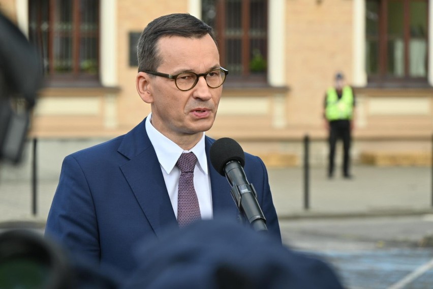 Premier Mateusz Morawiecki i minister Andrzej Adamczyk w...