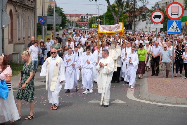 Procesja Bożego Ciała w Żarach 2-22. Wierni przeszli spod kościoła pw. Józefa Oblubieńca ulicami miasta do czterech ołtarzy przy kościele rekotralnym, NSPJ oraz WNMP..