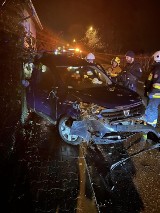 Wypadek pod Krakowem. Dachował samochód na drodze krajowej nr 94. Są poszkodowani i utrudnienia w ruchu