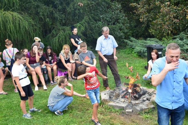 Wiele atrakcji i dużo dobrej zabawy czekało na gości VI Jadwiżańskiego Pikniku Rodzinnego w Ostrowcu. ZOBACZ NA KOLEJNYCH ZDJĘCIACH

Impreza tradycyjnie odbyła się na placu przy kościele pod wezwaniem Świętej Jadwigi w Ostrowcu. Były pyszna grochówka, pieczone kiełbaski, wata cukrowa i inne przysmaki oraz gry i zabawy dla dzieci z mnóstwem nagród.  Głównym organizatorem był proboszcz Marek Rusak.

POLECAMY RÓWNIEŻ:
 Przygotowanie grzybów - krok po kroku - do spożycia, suszenia, mrożenia, marynowania 


ZOBACZ TEŻ: Festiwal Muzyki Tanecznej w Kielcach
