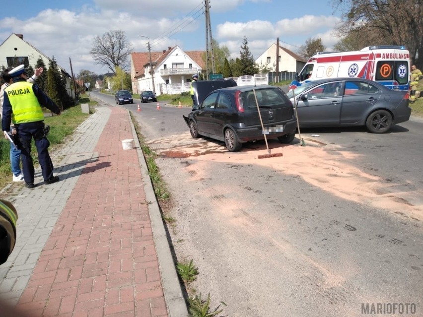 Zderzenie opla i mitsubishi w Niemodlinie. Ranna kobieta