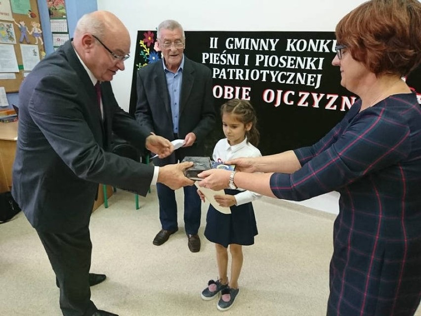 Uczniowie z gminy Maków w patriotycznej odsłonie [ZDJĘCIA]