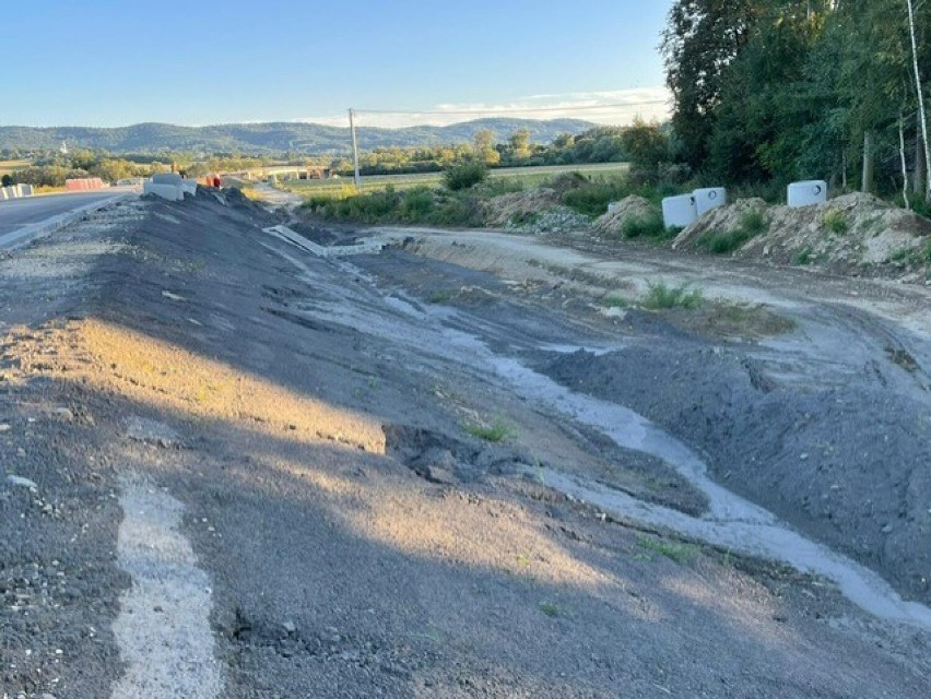 Uszkodzenia nasypu drogowego po intensywnych opadach deszczu...