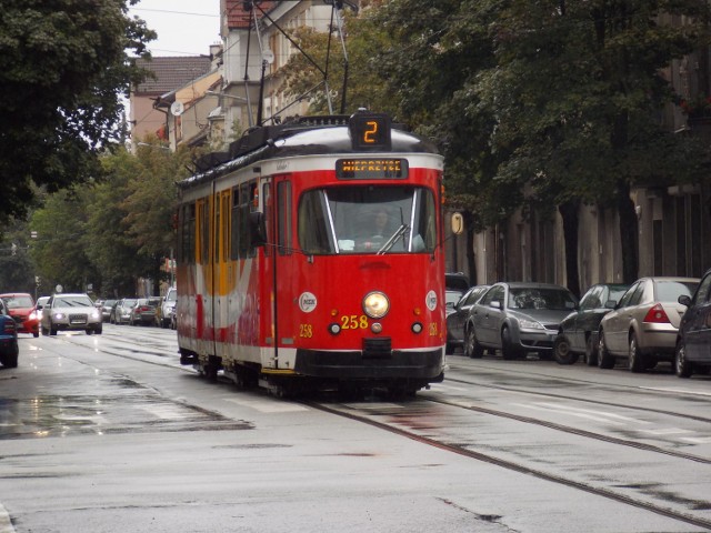 Tramwaje na ul. Mieszka I przejeżdżają tuż koło starych kamienic. W mieszkaniach każdy przejazd powoduje małe trzęsienia ziemi.