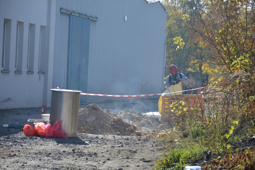 Na terenie byłych zakładów ogniotrwałych w Ostrowcu znaleźli butelki z kwasem azotowym [ZDJĘCIA]