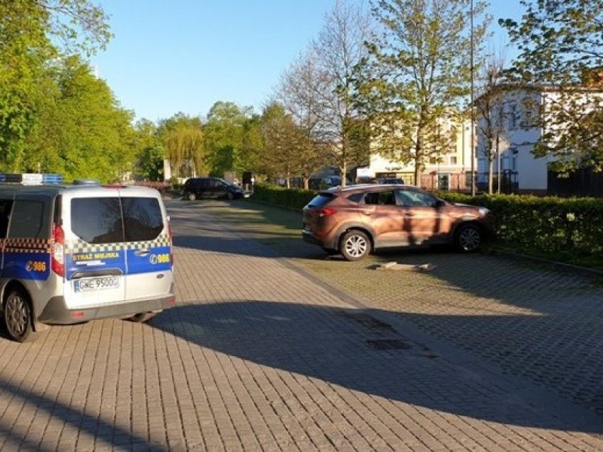 Patrol wejherowskiej straży miejskiej zauważyli zaparkowany...