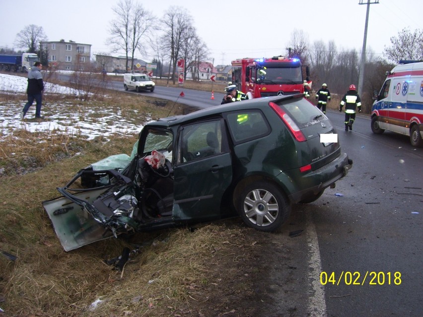 Niwka k. Radłowa. Zderzenie busa z samochodem osobowym [ZDJĘCIA]