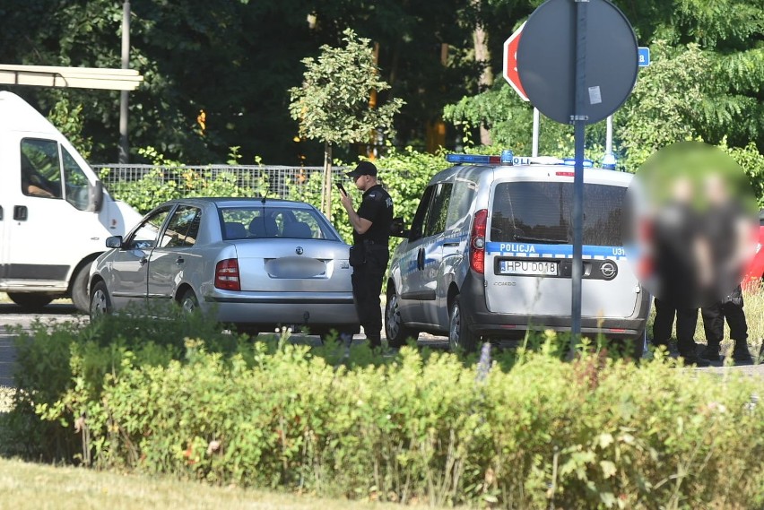 Mężczyzna zmarł za kierownicą na skrzyżowaniu w Lesznie. Wezwane pogotowie stwierdziło zgon