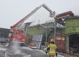 Poważny pożar hurtowni i pomieszczenia warsztatowego w Lutolu niedaleko Żar. Z ogniem walczyło 11 zastępów straży pożarnej