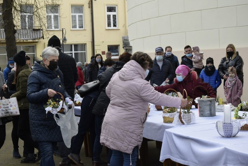 Święcenie potraw wielkanocnych przed kościołem św. Jakuba