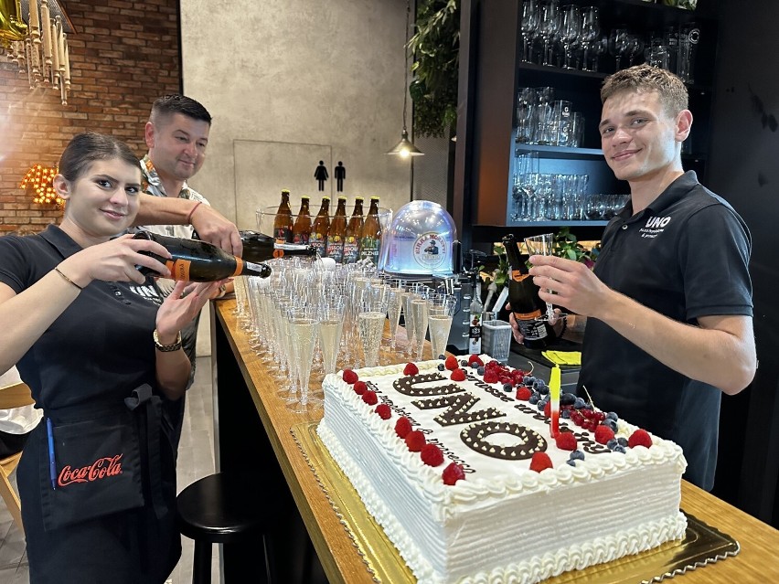 Huczne urodziny UNO Pizza Napoletana w Kielcach. Był pyszny tort i szampan dla gości. Zobaczcie zdjęcia