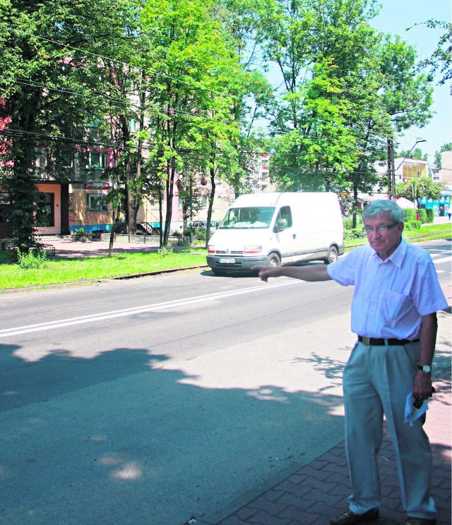 Zygmunt Witkowski pokazuje, gdzie było ogrodzenie dawnego obozu