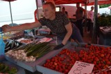 Ceny warzyw i owoców na targowisku w Bełchatowie. Ile kosztują truskawki, czereśnie, pomidory? Sobota, 11.06.2022