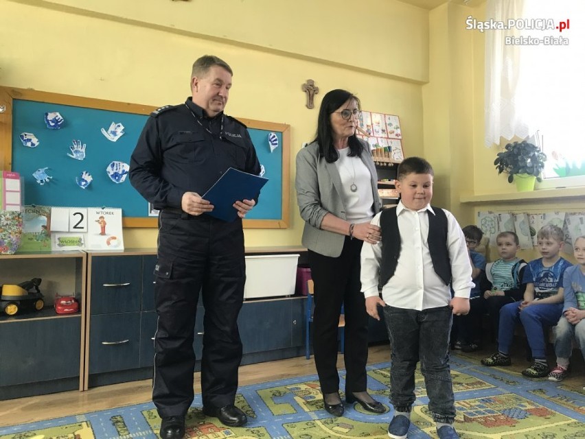 6-latek, który uratował 3-latka, dostał podziękowanie od komendanta policji [ZDJĘCIA]