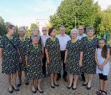 Klub Seniora "Ustronie" koncertuje przy niedawno oddanych do użytku tężniach na osiedlu Widok