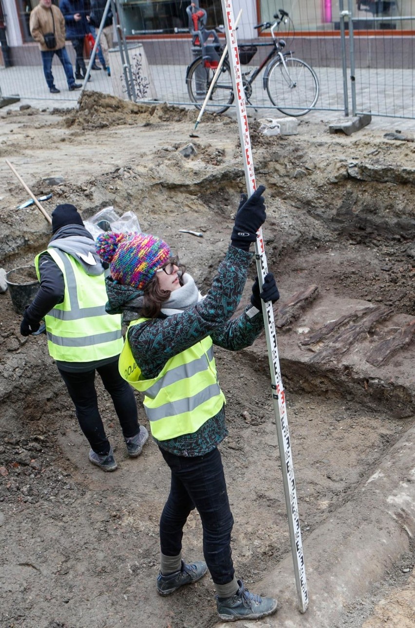 Archeolodzy na deptaku w Rzeszowie. Pod ul. Kościuszki znaleziono belki i monety