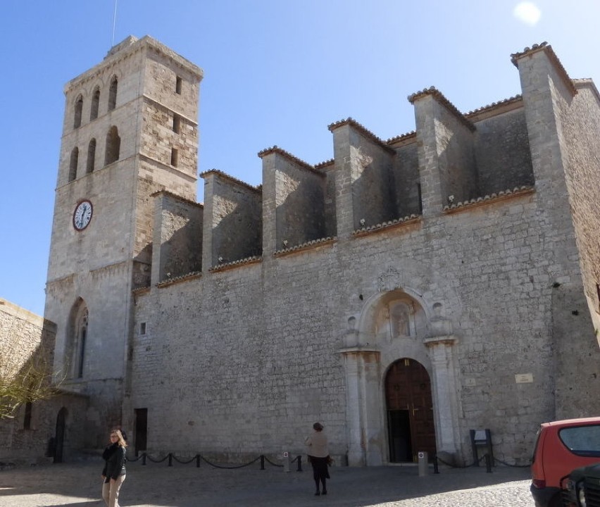 Katedra Santa Maria de las Nieves, stoi na  najwyższym...