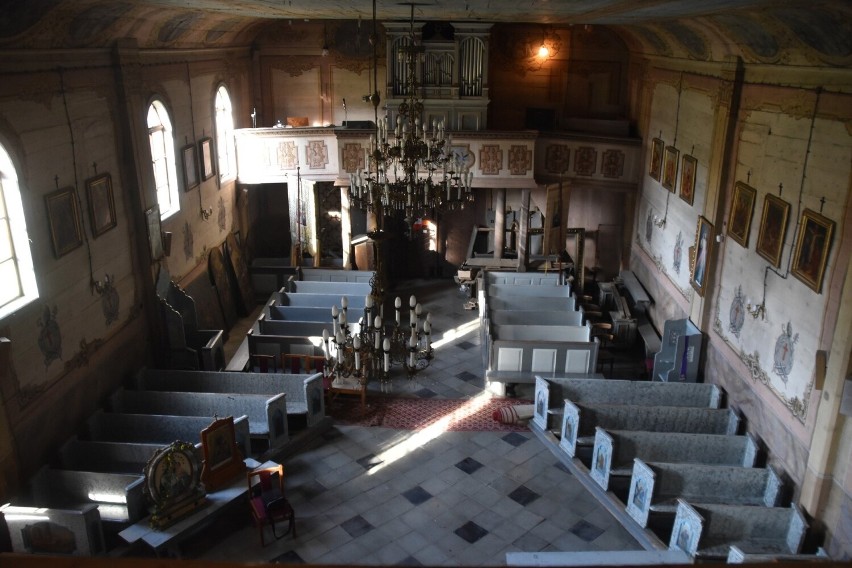 W drewnianym kościele w Rogach w powiecie krośnieńskim odsłonili starsze polichromie gotyckie [ZDJĘCIA]