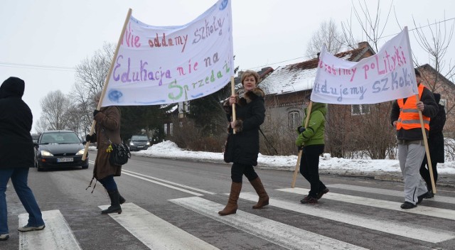 Protest rodziców uczniów ze szkoły w Świerkach na drodze krajowej nr 55 w Chlebówce.