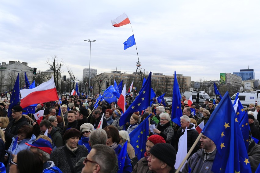 Marsz "Kocham Cię, Europo". Manifestacja poparcia dla Unii...