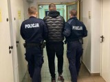 Awantura w Krakowie. Zniszczony pojazd i narkotyki w mieszkaniu w Mistrzejowicach. 32-letniemu sprawcy grozi nawet 10 lat