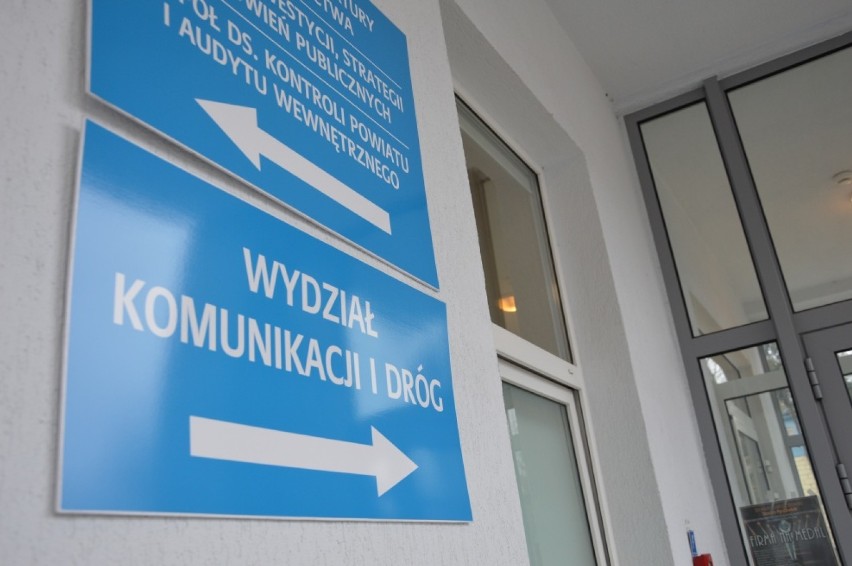 Długie terminy, ogromne kolejki w wydziale komunikacji w Bełchatowie. Co na to urzędnicy?