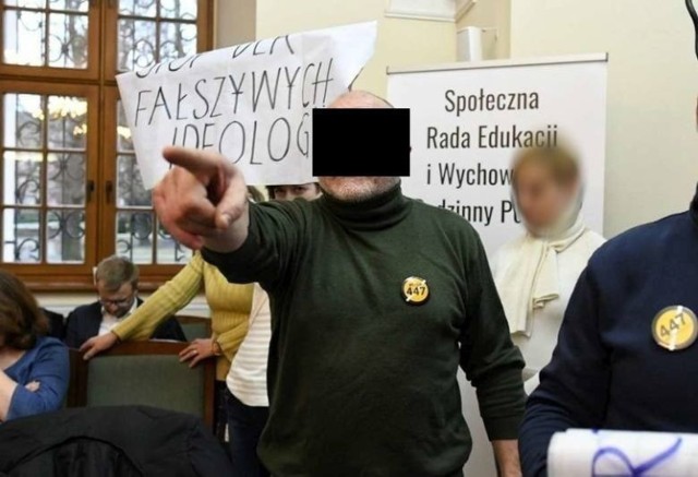 Sąd Rejonowy w Poznaniu skazał Piotra P. na karę 8 miesięcy ograniczenia wolności. W lutym 2020 r. mężczyzna groził radnym podczas sesji, na której uchwalana była tzw. karta równości.