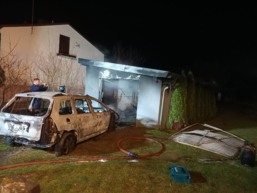 Pożar w Kamieńsku. Płonął samochód i garaż przy ul. Kościuszki