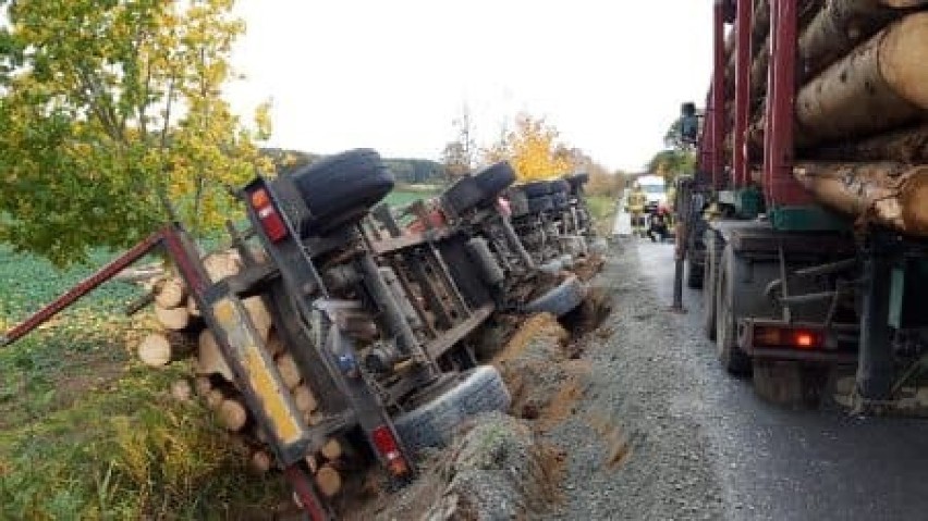Wypadek koło Darłowa. Wywróciła się ciężarówka z drewnem [ZDJĘCIA]
