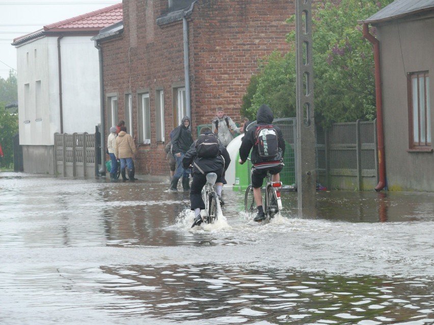 W Zelowie pod wodą jest ul. Kilińskiego, jedna z głównych w...