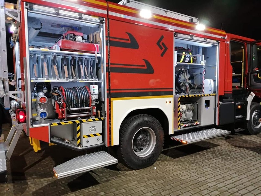 Gola. Strażacy z OSP Gola doczekali się nowego wozu strażackiego. To największy samochód ratowniczo-gaśniczy w powiecie gostyńskim [ZDJĘCIA]