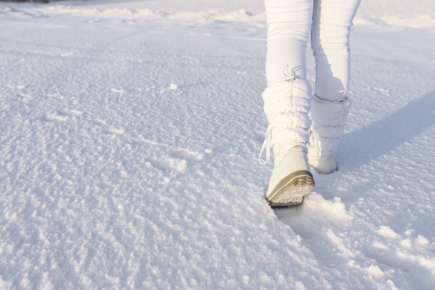 Twoje buty ślizgają się na śniegu i lodzie? Zobacz, jak...