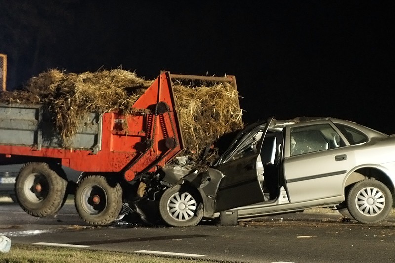 Plewnia: Śmiertelny wypadek na trasie Kalisz - Turek. Opel wbił się w przyczepę ciągnika. ZDJĘCIA