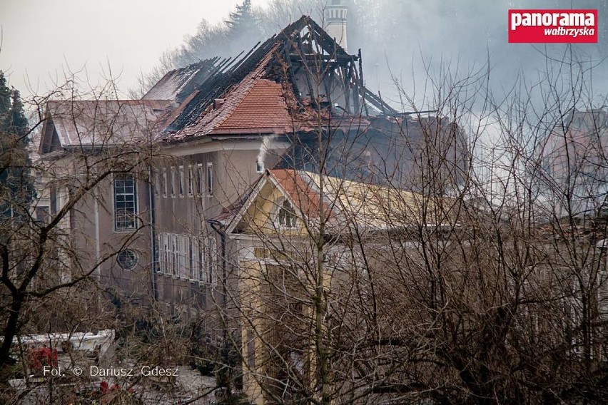 Pożar w Szczawnie-Zdroju. Szacowanie zniszczeń.[ZDJĘCIA i FILM]