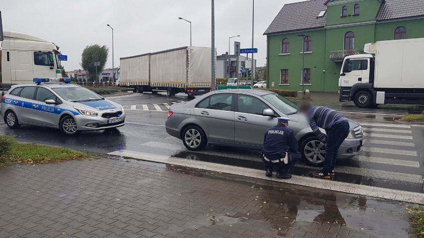 Pieszy został potrącony na rondzie. Był na pasach i miał blisko 2 promile  [ZDJĘCIA]