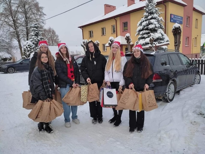 Licealiści ze Skarżyska-Kamiennej z pomocą dla seniorów. Przygotowali paczki i kartki z życzeniami. Zobacz zdjęcia