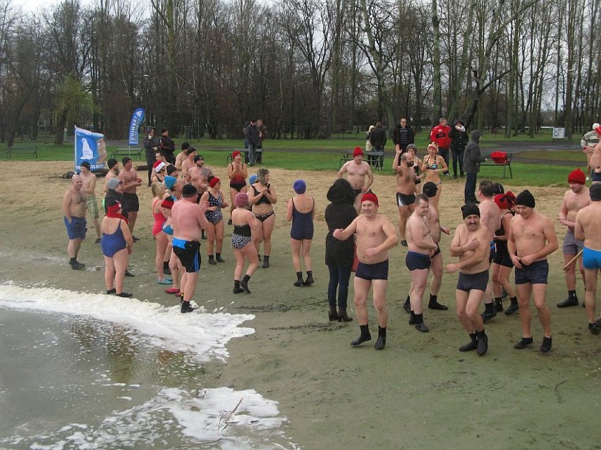 46 osób weszło do wody, której temperatura wynosiła 3 st. C.