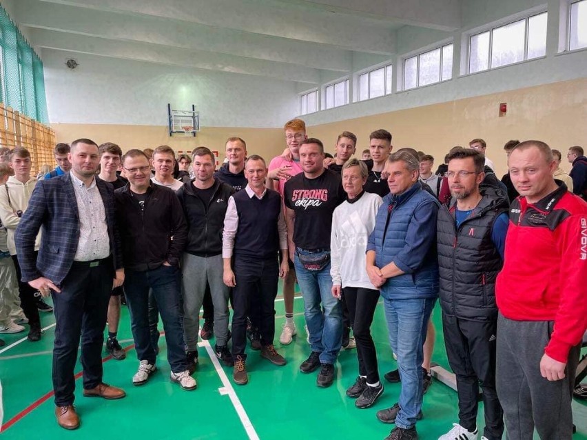 Strongmen Krzysztof Radzikowski odwiedził Powiatowy Zespół Szkół nr 1 w Sieradzu. Były zawody siłaczy FOTO