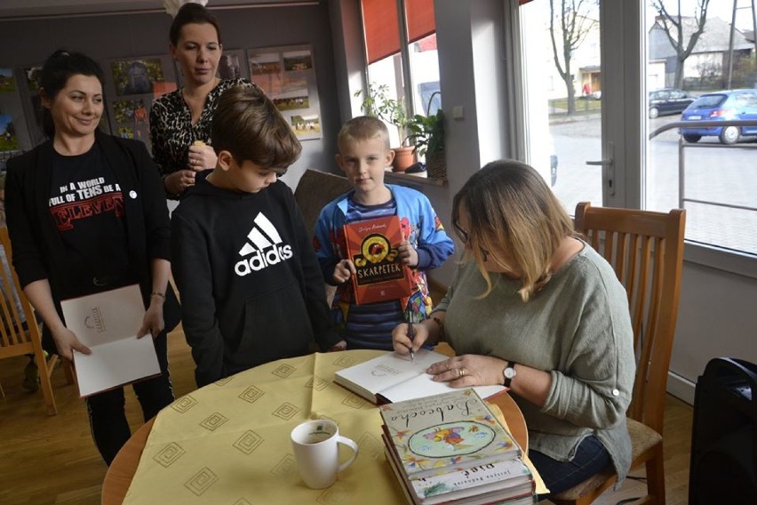 Międzyborscy uczniowie na spotkaniu autorskim w bibliotece