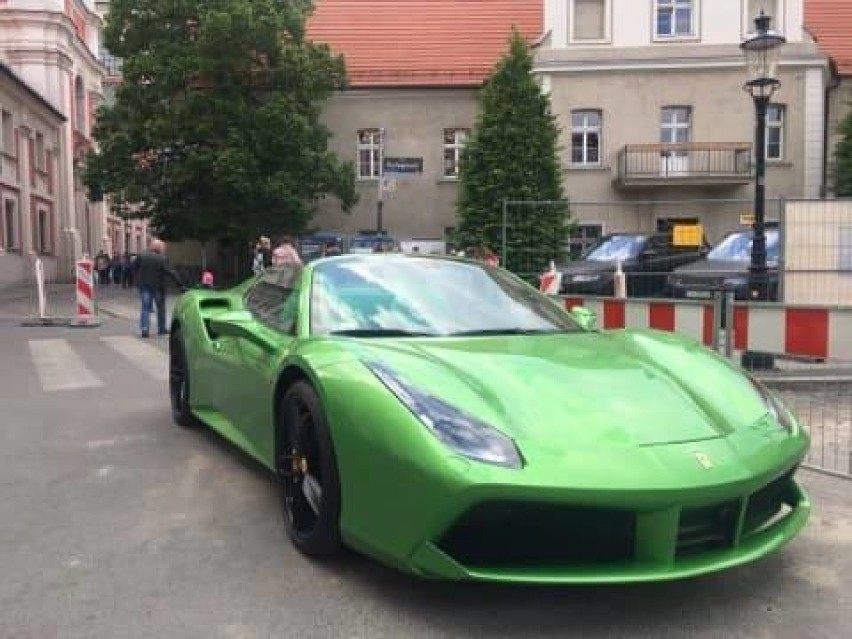 Policjanci zatrzymali złodziei zielonego Ferrari. Samochodu nadal nie odzyskano [FILM]